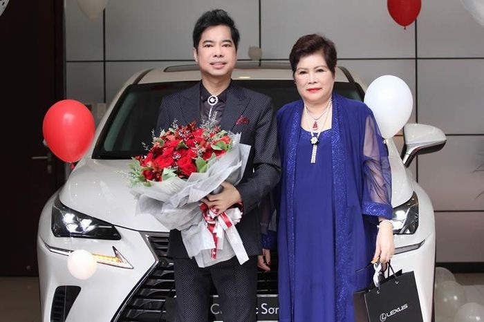 "Ông hoàng nhạc sến" được mẹ ruột mua tặng xế sang Lexus 3 tỷ.