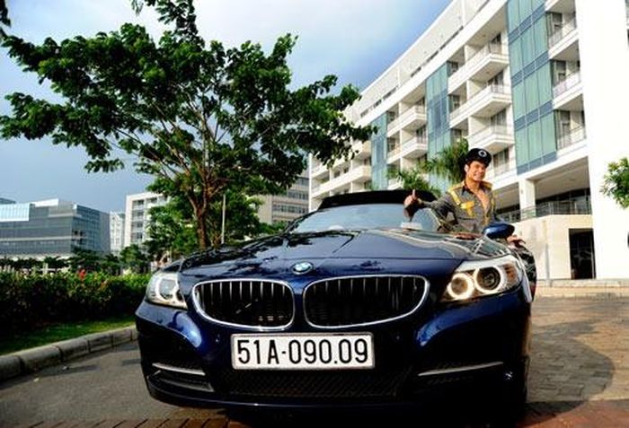 Ngọc Sơn bên xế hộp sang trọng.