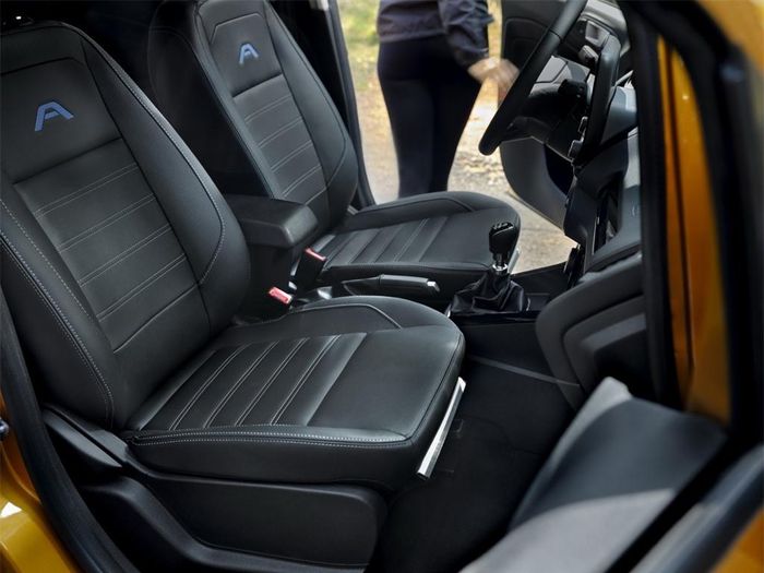 EcoSport Active có các tính năng an toàn như 7 túi khí, hệ thống phanh ABS/EBD, cân bằng điện tử, hỗ trợ khởi hành ngang dốc, kiểm soát hành trình tích hợp giới hạn tốc độ thông minh, hệ thống nhận diện biển báo, cảnh báo va chạm phía trước, cảnh báo áp suất lốp.