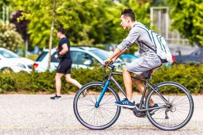 Đi xe đạp là bài tập tốt cho phổi mà bạn nên luyện tập hằng ngày (ảnh: Internet)