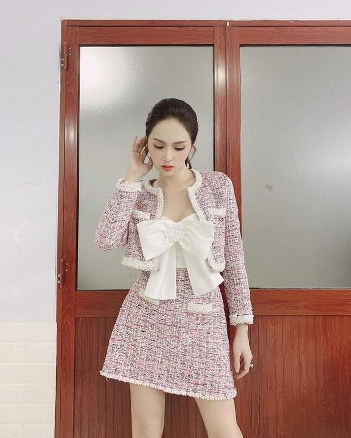 Với những cô nàng theo đuổi style điệu đà và nữ tính, nàng có thể mix match set đồ tweed cùng váy áo nơ điệu đà. Tuy nhiên, với bộ cánh này, chị em nên tiết chế phụ kiện đi kèm để vẻ ngoài trở nên bớt nặng nề. 