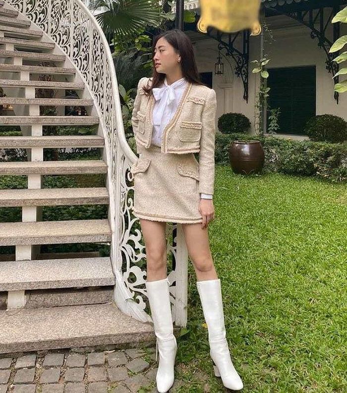 Ngoài giày cao gót thông thượng, chị em có thể mix set đồ tweed cùng boots để bộ cánh tăng tính sành điệu và phù hợp với thời tiết ngày giao mùa.