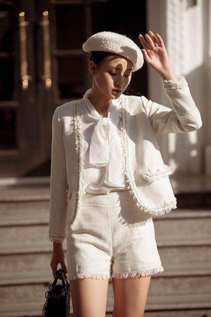 Ngoài váy, quần short tweed cũng là một sự lựa chọn mới mẻ dành cho các quý cô theo đuổi style cá tính hơn. Để làm điệu cho set đồ ngày se lạnh, nàng còn có thể phối thêm chiếc mũ nồi là chuẩn sang chảnh. 