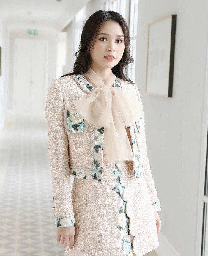 Áo blouse nơ khi được kết hợp cùng những set đồ tweed sẽ mang đến cho phái đẹp vẻ ngoài kiêu sa, đẹp như một nữ thần. Với trang phục này, nàng có thể mặc đi dạo phố, đi làm hay tham dự các buổi tiệc đều ổn. 