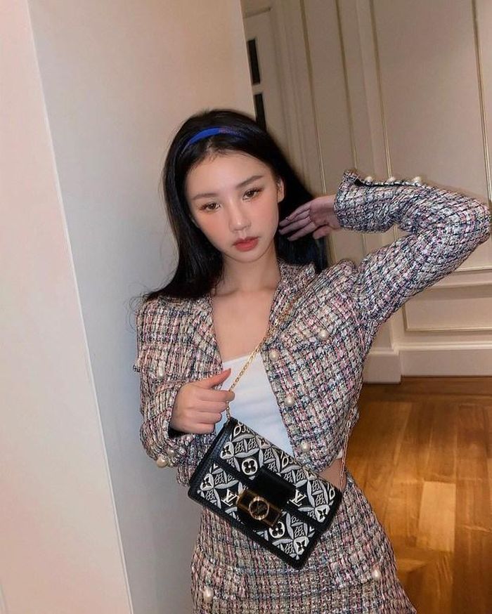 Nhằm mang đến một vẻ ngoài thật sang chảnh và nổi bật với set váy áo tweed, nàng cũng đừng bỏ qua việc mix match thêm các món phụ kiện. Từ túi xách, vòng cổ hay cài tóc... đều có thể đi cùng kiểu trang phục này nếu chị em khéo léo chọn đồ hợp tông. 