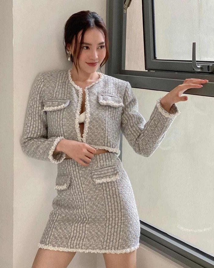 Để giúp cho vẻ ngoài trông phóng khoáng và gợi cảm, Lan Ngọc chọn phối cả set với chiếc áo bra trắng ngắn cũn bên trong. Chân váy cạp cao cùng khoác ngoài dáng ngắn cũng là combo hoàn hảo giúp vóc dáng của người đẹp thêm cao ráo, mảnh mai. 