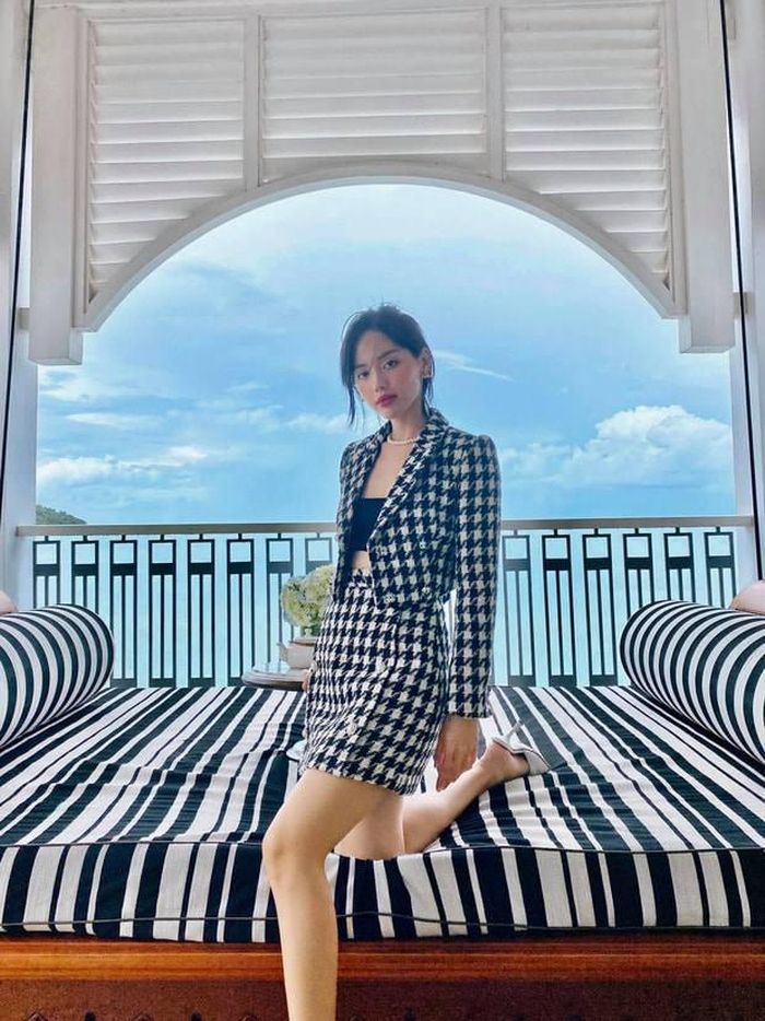 Đơn giản và dễ mix match nhất chính là áo croptop mang tông màu cơ bản như đen, trắng. Hoặc nàng có thể chọn màu áo trông mang tông chủ đạo của set đồ tweed để tạo nên một tổng thể liền mạch, giúp vóc dáng trở nên thon thả và cao ráo hơn.