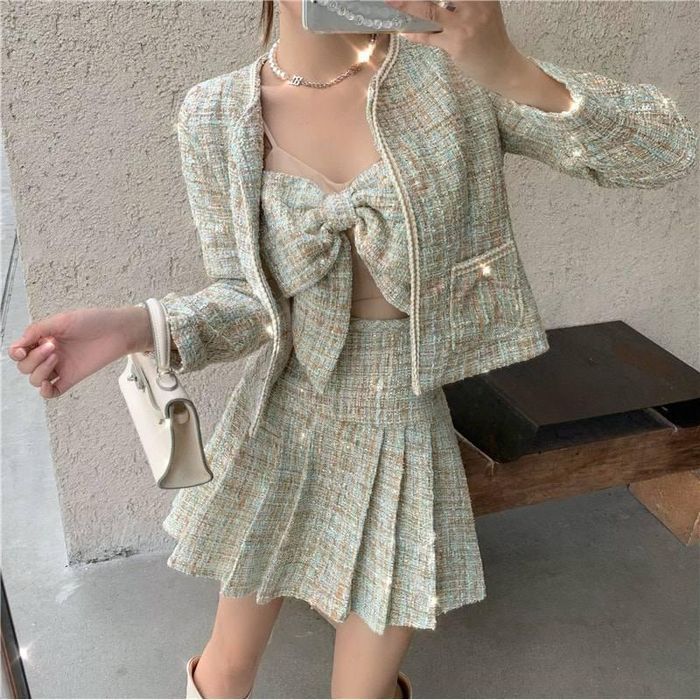 Ngoài cách chọn áo đi kèm, nàng có thể ưu tiên trưng dụng những set đồ 3 món có bao gồm cả chiếc áo nơ xinh xắn bên trong. Đảm bảo rằng vẻ ngoài của chị em sẽ sang chảnh và thời thượng miễn bàn. 