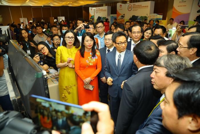 Phó Thủ tướng Vũ Đức Đam cùng các đại biểu thăm các gian hàng tại Hội nghị liên kết phát triển du lịch giữa TPHCM với 8 tỉnh Đông Bắc. Ảnh: Sở Du lịch TPHCM