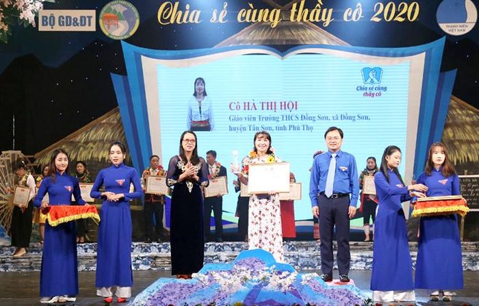 Cô Hà Thị Hội nhận bằng khen của Trung ương Hội LHTN Việt Nam vì đã có thành tích xuất sắc trong công tác giáo dục học sinh tại các vùng biên giới và vùng có điều kiện kinh tế, xã hội khó khăn