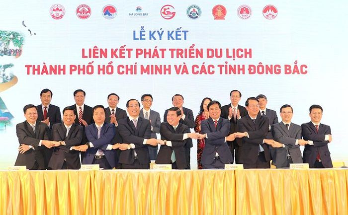 Lãnh đạo Chính phủ, các bộ, ngành Trung ương chứng kiến các tỉnh ký kết liên kết phát triển du lịch.