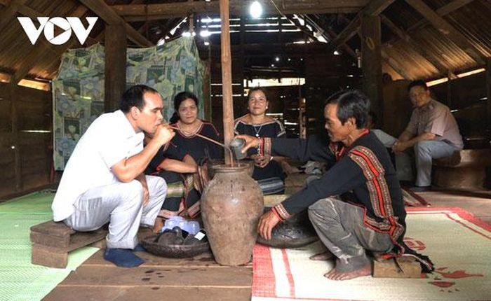Lời nói vần không bắt buộc về không gian diễn xướng, có thể sử dụng trong lúc nghỉ ngơi sau giờ làm nương rẫy, khi đi lấy nước, bên ché rượu cần khi anh em, bạn bè gặp gỡ tâm tình. 