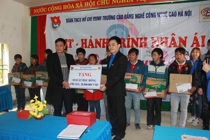 Thầy Phương cùng các học sinh trong "Hành trình nhân ái" hướng về các tỉnh miền núi cuối năm 2019.
