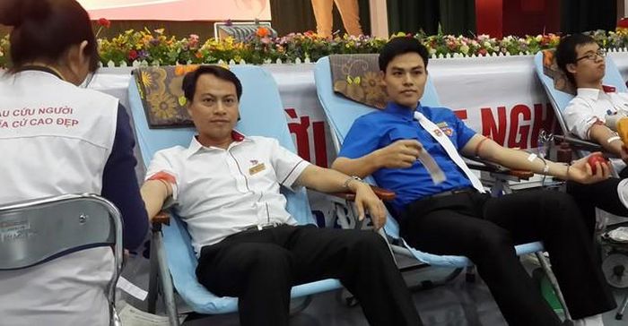 Thầy Phương luôn chủ động trong các hoạt động hiến máu cứu người để làm gương cho các học sinh của mình.