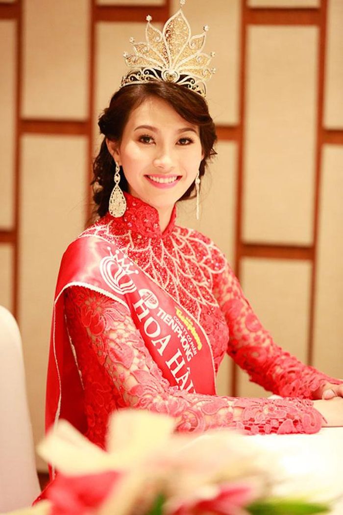 Năm 2012, Đặng Thu Thảo có một bước ngoặt lớn khi đăng quang Hoa hậu Việt Nam. Cô cũng là thí sinh đầu tiên xuất thân từ miền Tây Nam Bộ đăng quang ngôi vị Hoa hậu Việt Nam trong lịch sử của cuộc thi này. Trước khi tham gia Hoa hậu Việt Nam, Đặng Thu Thảo đã giành được danh hiệu Hoa khôi Đồng Bằng Sông Cửu Long 2012. Tham gia Hoa hậu Việt Nam 2012, Đặng Thu Thảo nổi bật trong dàn thí sinh nhờ gương mặt xinh đẹp, hài hòa, nụ cười tỏa nắng, vóc dáng đẹp, tính tình hiền lành và giọng nói dễ thương đặc trưng của người miền Tây Nam Bộ.
