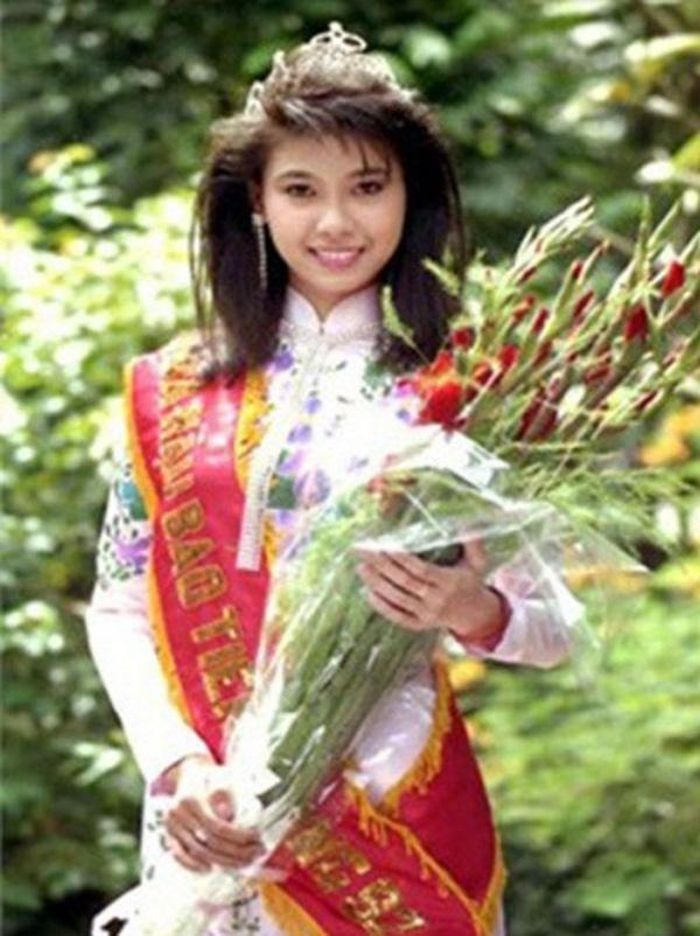 Năm 1992, Hà Kiều Anh là Hoa hậu đạt kỷ lục khi đăng quang ở độ tuổi trẻ nhất, khi 16 tuổi. Thời điểm đó, chị đang theo học năm nhất Khoa Thanh nhạc của Nhạc viện TP.HCM.