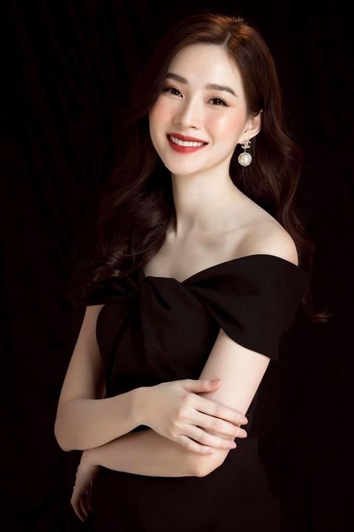 Thay vì dấn thân vào làng giải trí thì Hoa hậu Thu Thảo chậm rãi đi từ từ từng bước. Bị chỉ trích vì bằng cấp thì cô tập trung vào bằng cấp, bị chê nghèo thì cô thoát nghèo bằng việc chịu khó xây dựng hình ảnh để nhận được những event chất lượng. Dù mang tiếng lấy chồng giàu nhưng xét về thực lực theo bảng thống kê cát-sê của Thu Thảo cũng không thua kém bất cứ ngôi sao hạng A của V-biz.
