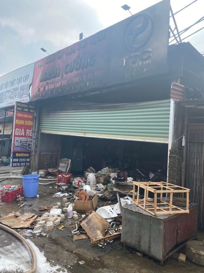 Nhiều tài sản của cửa hàng nơi xảy ra cháy đã được lực lượng cứu hộ an toàn