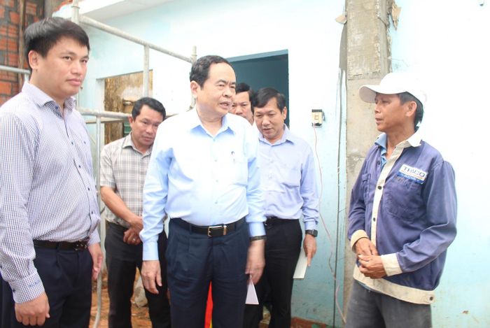 Ông Trần Thanh Mẫn thăm hỏi, tặng quà cho gia đình ông Tiện.