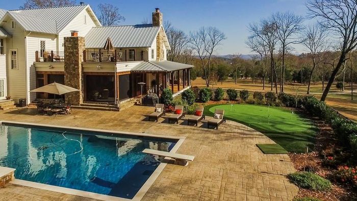  Nữ ngôi sao nhạc pop mua một trang trại rộng hơn 13 ha ở tiểu bang Tennessee, Mỹ vào năm 2017 với giá 5,8 triệu USD. Điền trang này nổi bật với một căn biệt thự trang nhã có 5 phòng ngủ và 5 phòng tắm, được xây vào năm 2014. Ảnh: Zillow. 