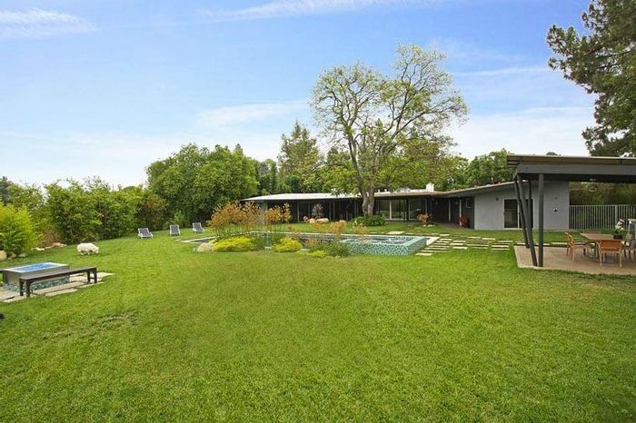 Miley Cyrus còn sở hữu một ngôi nhà rộng hơn 470 m2 tại khu Studio City, thành phố Los Angeles với những tiện ích thư giãn ngoài trời như hồ bơi, nhà chòi, và khu vực nấu nướng, ăn uống. Cô mua bất động sản này vào năm 2011 với giá 3,9 triệu USD. Ảnh: Popsugar. 