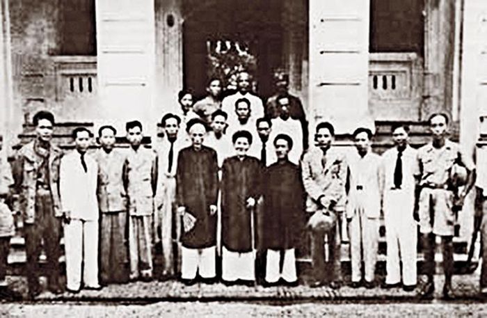 3 người mặc áo dài (thứ tự từ trái qua phải): Cụ Ngô Tử Hạ, cụ Huỳnh Thúc Kháng, cụ Nguyễn Văn Tố