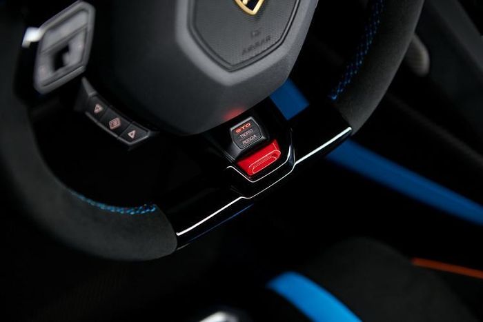 Để có thể nhẹ nhất có thể, nội thất của Huracan STO sử dụng rộng rãi chất liệu carbon trong toàn bộ cabin, bao gồm ghế thể thao (sợi carbon hoàn toàn), bọc da lộn Alcantara với Carbon của Lamborghini, thảm sàn và táp pi cửa bằng sợi carbon (có chốt cửa), cộng với dây đai an toàn bốn điểm. 