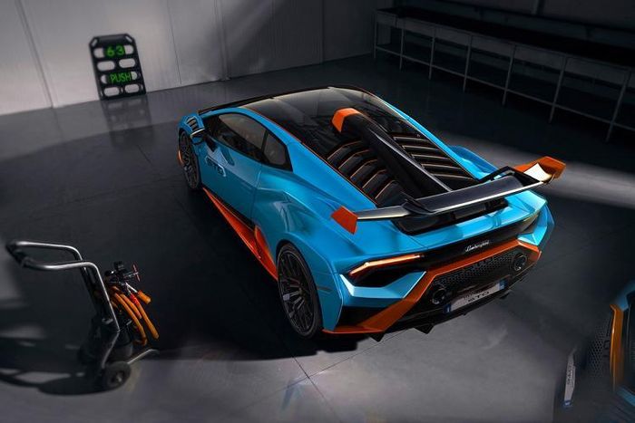 Khác biệt duy nhất ở chỗ, biến thể siêu xe Lamborghini Huracan STO sẽ chỉ sử dụng hệ dẫn động cầu sau. Huracan STO có thể tăng tốc 0-100km/h mất 3 giây, 0-200km/h mất 9 giây và vận tốc cực đại 310km/h.