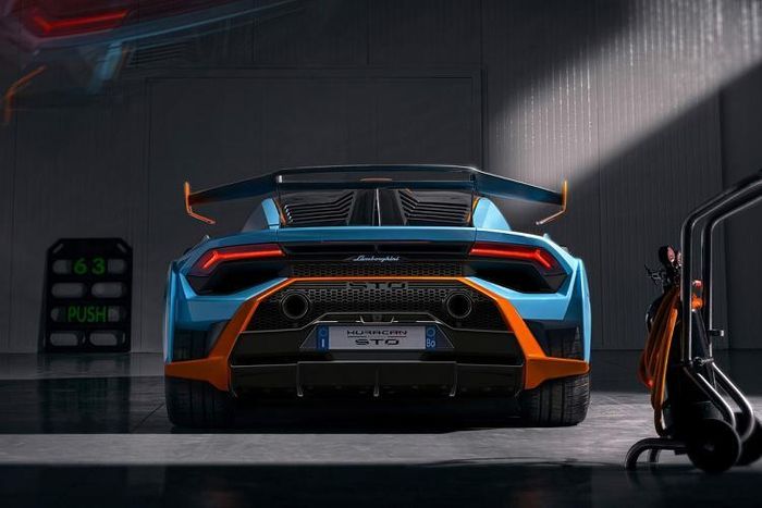 Huracan STO sử dụng sợi carbon tới hơn 75% trên toàn bộ các tấm vỏ thân xe. Lấy ví dụ như phần đầu xe, tất cả (mui xe, chắn bùn và cản trước) đều được gộp lại thành một để giảm bớt các chi tiết cố định - thiết kế này lấy cảm hứng từ siêu xe hàng hiếm Lamborghini Sesto Elemento. Ngoài ra còn có một bộ chia gió phía trước được làm mới hướng luồng không khí xuống gầm xe cùng bộ khuếch tán hầm hố phía sau. 