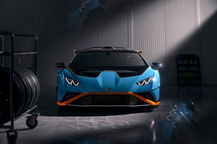 Thông qua bộ phận Ad Personam, chủ xe Huracan STO có thể cá nhân hóa siêu xe này. Lamborghini sẽ giao những chiếc Huracan STO đầu tiên từ mùa xuân năm sau. Giá xe Lamborrghini Huracan STO có mức bán ra từ 328.000 USD tại Mỹ, 249.400 euro tại châu Âu, 216.700 bảng tại Anh và 37,5 triệu yen tại Nhật Bản.
