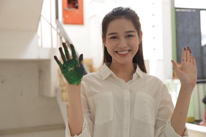 Mới đây, trong buổi giao lưu với truyền thông, Đỗ Thị Hà lần đầu lên tiếng về những phát ngôn thiếu chuẩn mực, có phần dung tục trên trang cá nhân. Cô bảy tỏ: "Tôi là cô gái vô tư nên hay nói vui đùa và điều đó có thể khiến mọi người nghĩ không hay về mình. Nhưng từ khi trở thành tân hoa hậu, tôi sẽ cố gắng thay đổi, để xứng đáng với vương miện đạt được".