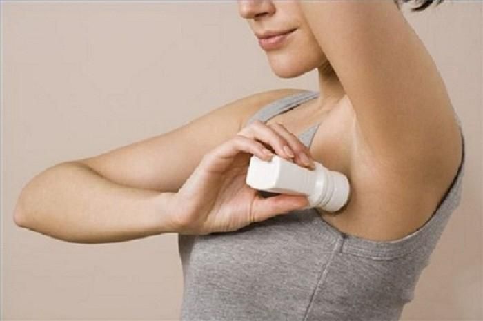 Lăn khử mùi. Dù có tính kháng khuẩn song bề mặt tiếp xúc ra của cây lăn vẫn chứa vô số vi khuẩn gây mùi. Nếu dùng chung, bạn có thể lây nhiễm từ người trước.