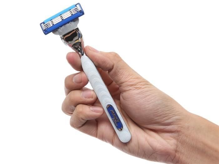 Dao cạo. Nếu cạo râu ngoài tiệm, bạn cần nhắc nhở chủ quán thay dao cạo mới. Việc dùng chung dụng cụ này tiềm ẩn các bệnh lây truyền đường máu như HIV, viêm gan siêu vi.