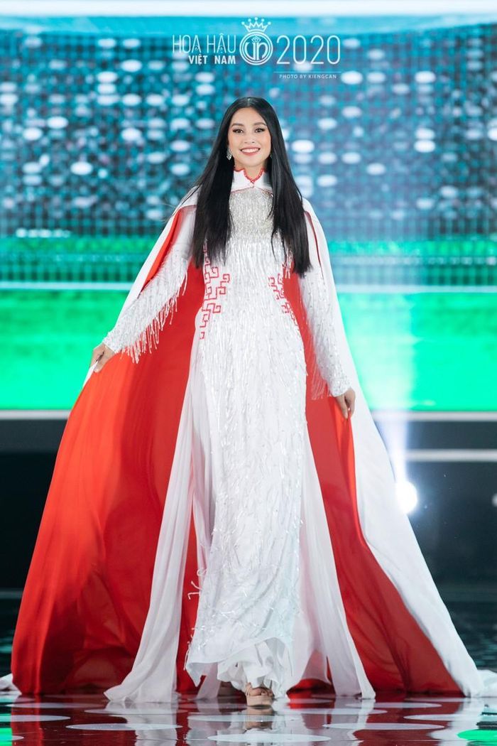 Trong đêm, Tiểu Vy trình diễn áo dài cùng Top 35 thí sinh. 