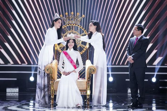  Tiểu Vy và phó BTC Phạm Kim Dung trao vương miện cho người kế nhiệm. Ngôi vị Tân Hoa hậu năm nay thuộc về cô gái đến từ Thanh Hóa Đỗ Thị Hà. Nhan sắc khả ái cùng học vấn của người đẹp sinh năm 2001 được công chúng đánh giá là phù hợp với danh hiệu cao quý này.