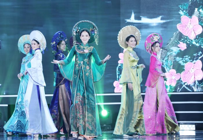 Thí sinh biểu diễn trang phục áo dài
