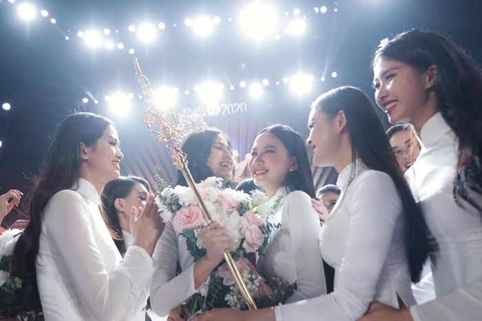 Khoảnh khắc tân Hoa hậu nhận sự chia vui của bạn bè.