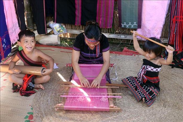 Trình diễn dệt thổ cẩm của người Cơ Tu tại ngày hội.