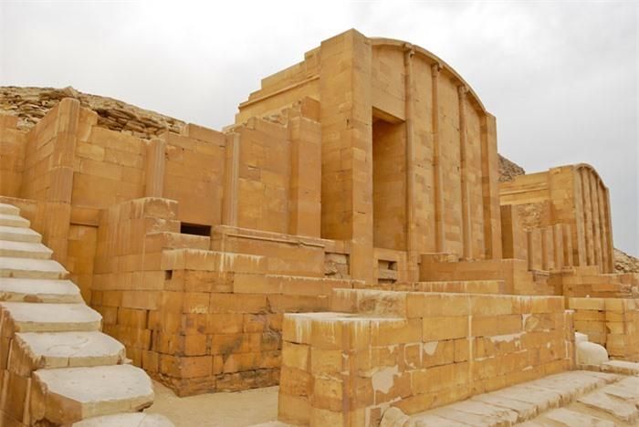 Một nhà thờ nhỏ trong cung điện Hep-Sed ở kim tự tháp bậc thang Djoser