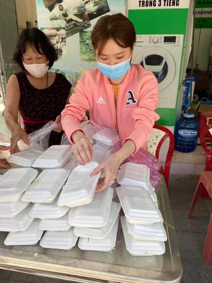 Mẹ cô luôn sát cánh cùng con gái