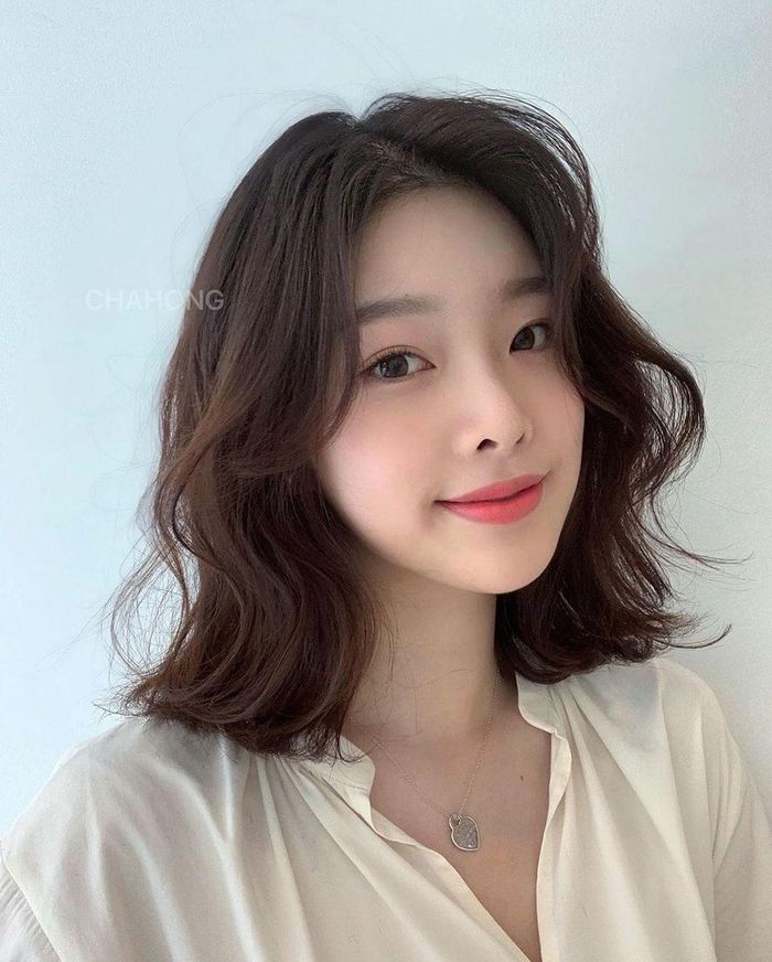  Kiểu tóc mái dài đi đầu xu hướng làm đẹp năm 2020. Ảnh: @chahong_official. 