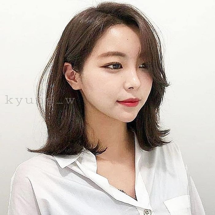 Tóc ngắn không mái mang lại diện mạo trẻ trung cho người có gương mặt tròn. Ảnh: @jennierubyjane, kyung__w.