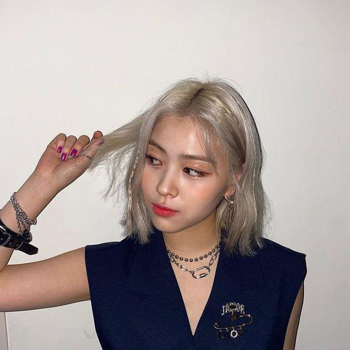 Tóc ngắn chưa bao giờ lỗi mốt với phái nữ. Ảnh: @kazuma_genuine, @itzy.all.in.us.