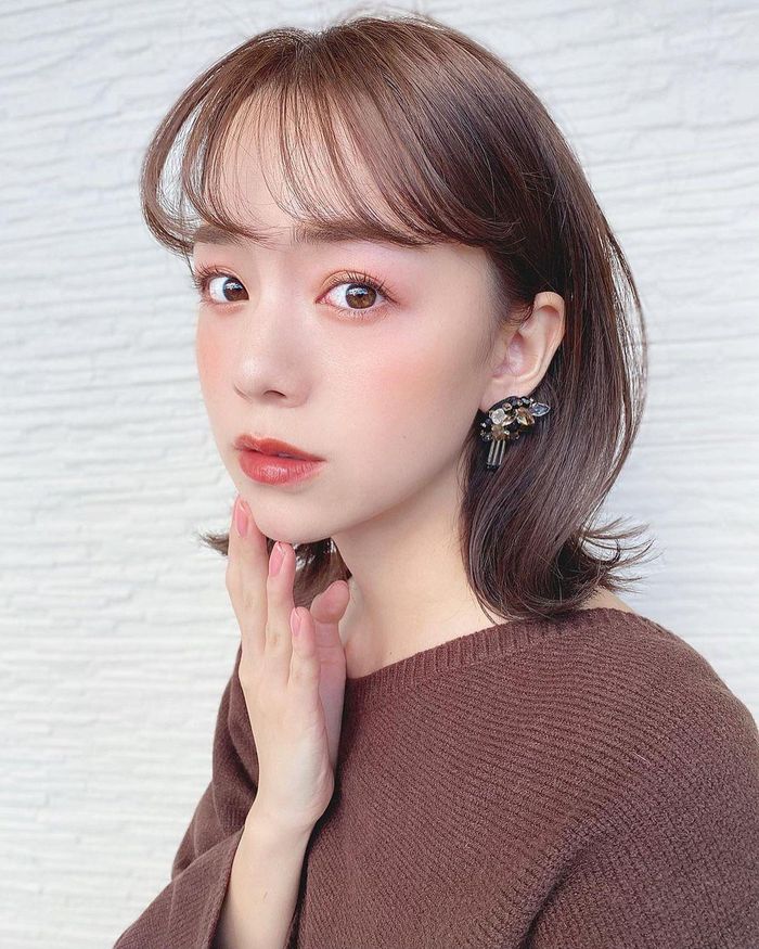  Tóc ngắn ngang vai, uốn xoăn đuôi là sự lựa chọn tốt cho gương mặt dài. Ảnh: @kurodamayukaxx. 