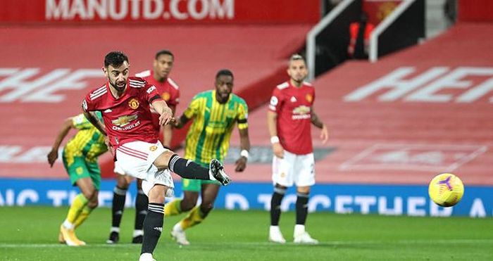 Bruno Fernandes thực hiện thành công cú đá lại