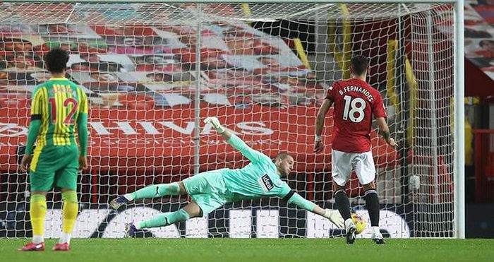 Sam Johnstone cản phá thành công cút sút penalty đầu tiên của Bruno Fernandes