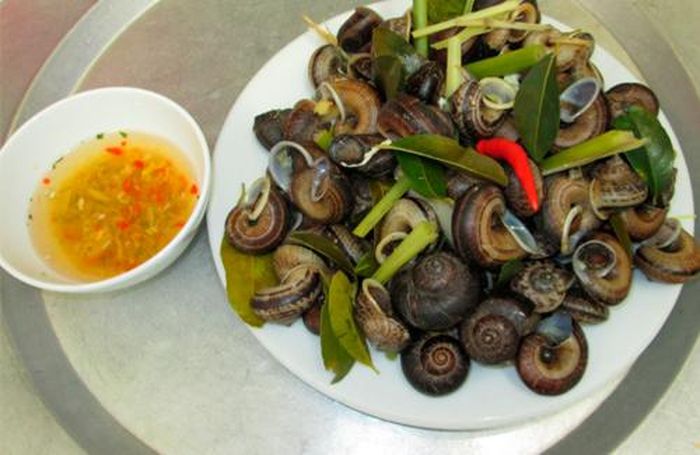 Đồng bào dân tộc Thái ở huyện Mai Châu (Hòa Bình) thường lên rừng săn bắt ốc núi đá về chế biến thành nhiều món ăn vô cùng hấp dẫn như: Luộc, xào lá lốt, hấp gừng, hấp xả, xào sả ớt, trộn gỏi... Nhưng món ăn được đồng bào Thái ưa thích và chế biến nhiều nhất vẫn là món ốc hấp xả.