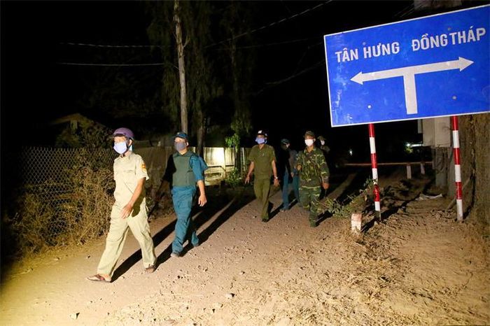 Cán bộ Đồn Biên phòng Thông Bình, BĐBP Đồng Tháp phối hợp với lực lượng Công an, Quân sự địa phương tuần tra khu vực biên giới. Ảnh: Hồ Phúc