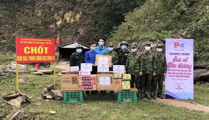 Tỉnh đoàn Hà Tĩnh thăm hỏi, tặng quà cán bộ, chiến sĩ tại chốt chặn biên giới của Đồn Biên phòng cửa khẩu quốc tế Cầu Treo, BĐBP Hà Tĩnh. Ảnh: Minh Toàn