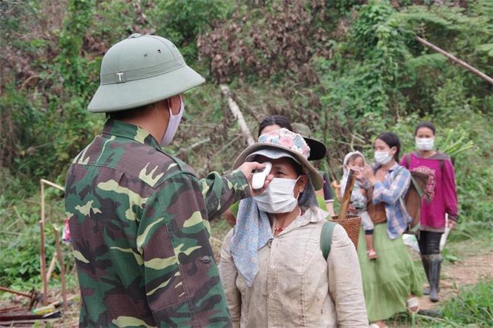 Cán bộ Đồn Biên phòng Ga Ry, BĐBP Quảng Nam kiểm tra thân nhiệt cho nhân dân trên địa bàn. Ảnh: Hồng Anh